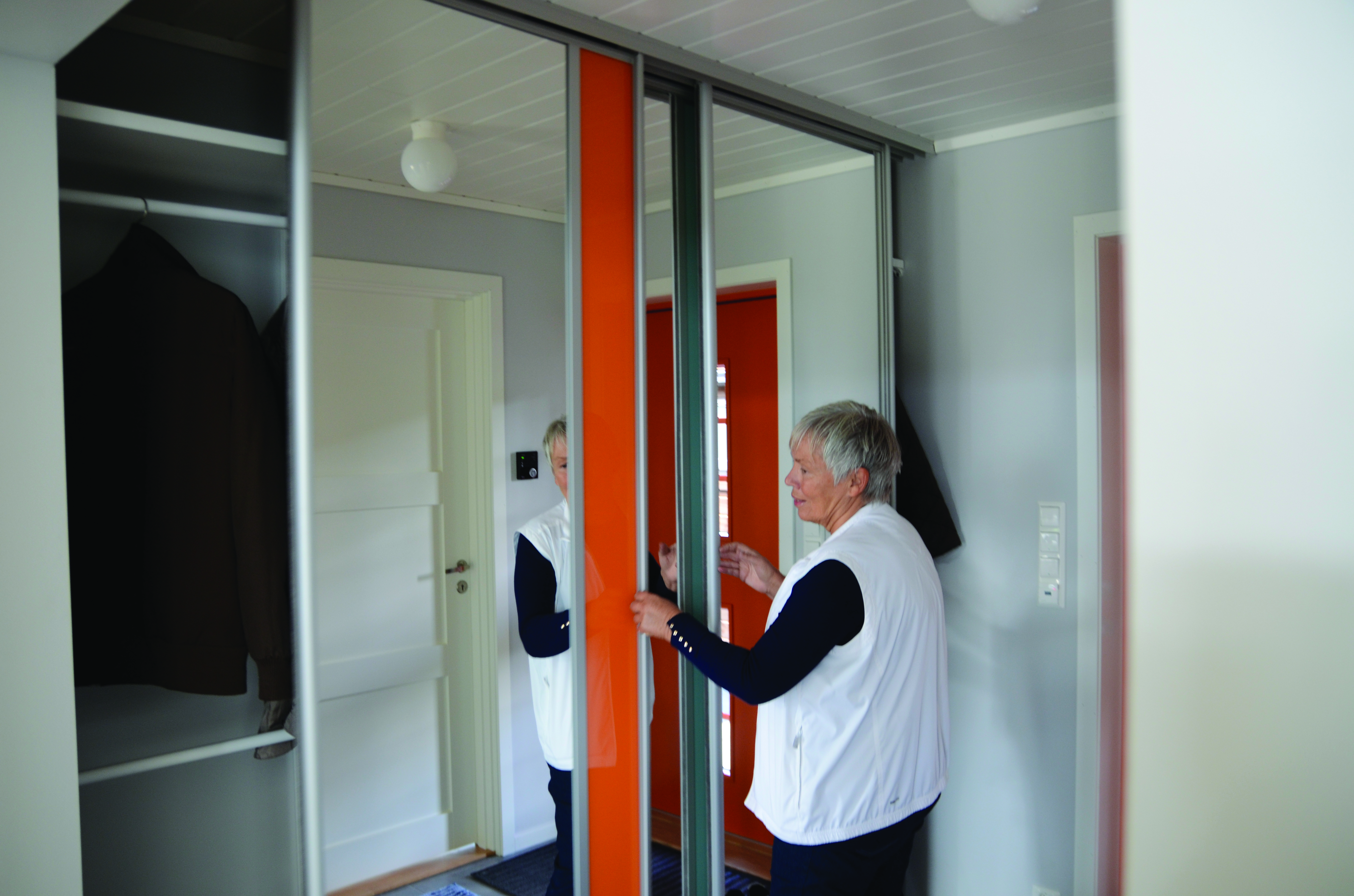 Legg merke til oransjefargen, som er eit gjennomgåande tema i huset. Den fann Erna inspirasjon til frå innreiinga i barndomsheimen.